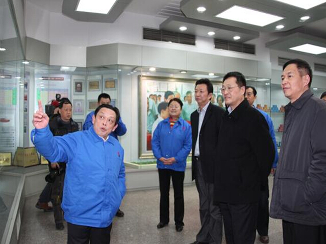 万搏（中国）万搏集团董事长刘荣富向葛市长等相关领导介绍公司发展史