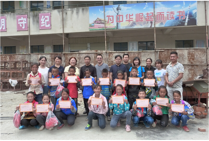 万搏（中国）万搏集团党支部与学生合影
