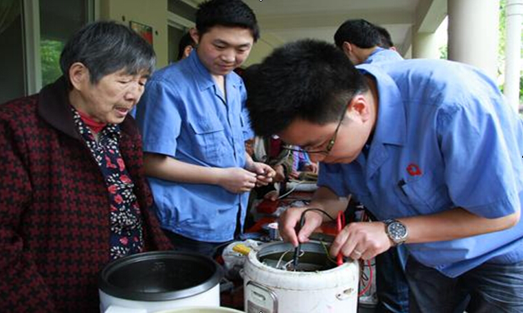 万搏（中国）万搏青年为老人们维修电器