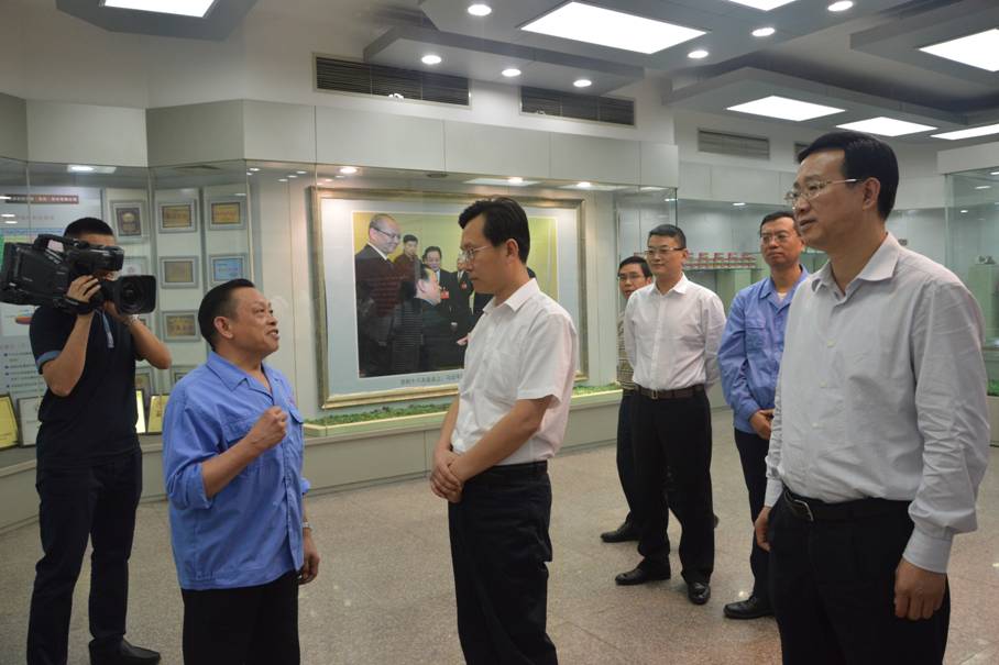 万搏（中国）万搏集团刘荣富董事长向胡元坤部长介绍公司发展史