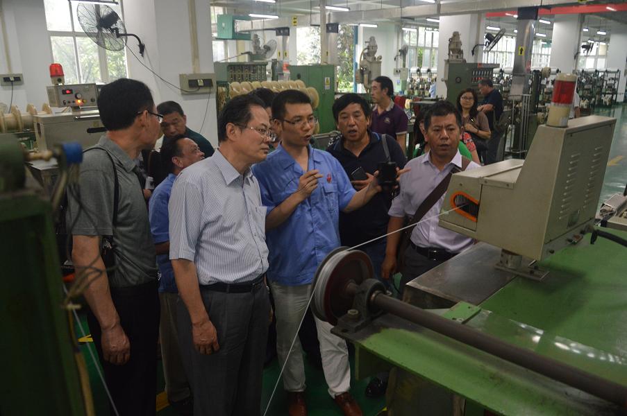 中国轻工业职工思想政治工作研究会领导参观万搏（中国）万搏集团制线车间