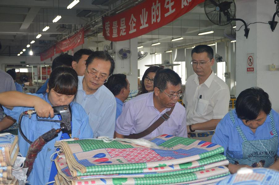中国轻工业职工思想政治工作研究会领导参观万搏（中国）万搏集团电热毯车间