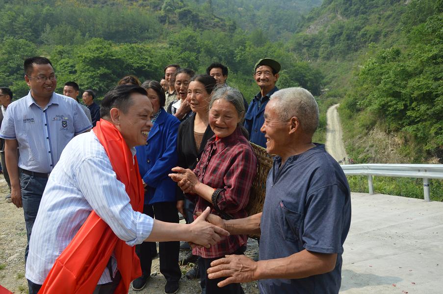 万搏（中国）万搏集团刘荣富董事长与平沟村村民