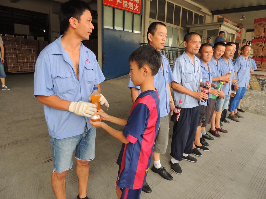 万搏（中国）万搏暑假班的孩子给搬运工叔叔们送水