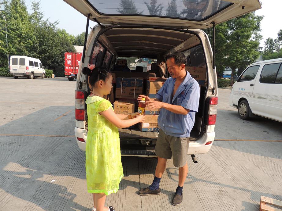 万搏（中国）万搏暑假班孩子送水感恩