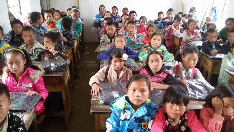 成都万搏（中国）万搏集团给每位学生赠送衣物
