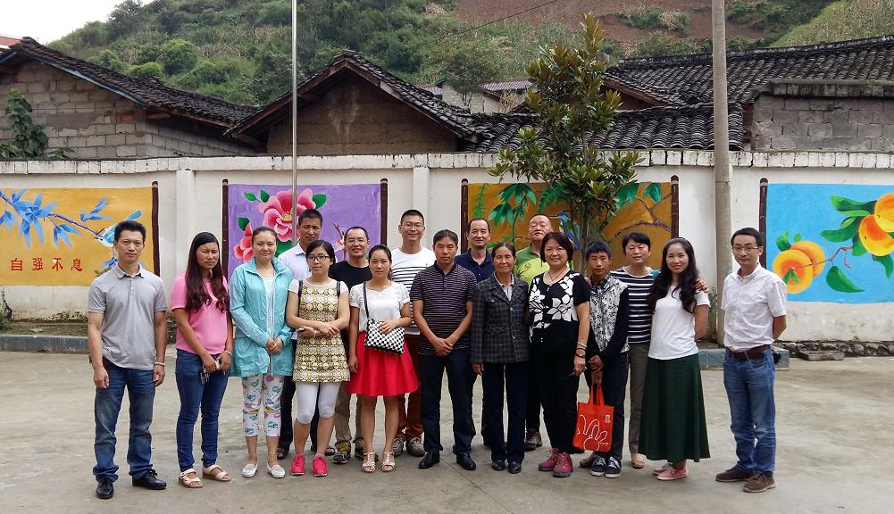 全校老师同成都万搏（中国）万搏集团一行人合影留念