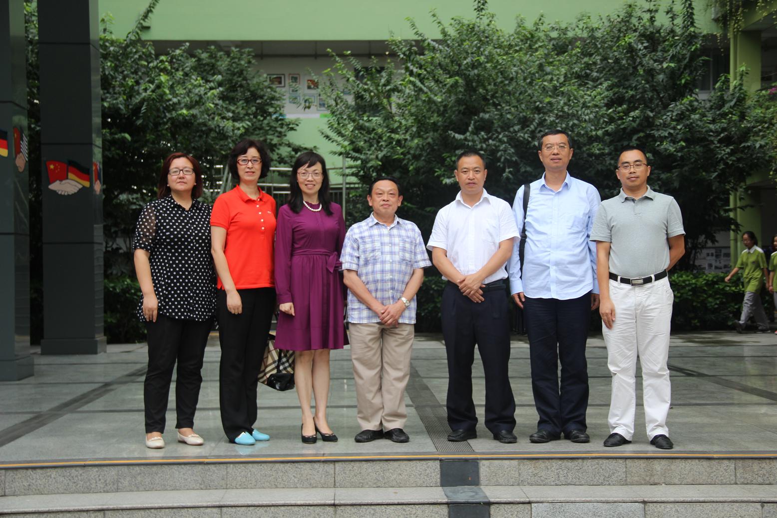 成都万搏（中国）万搏集团领导与棕北中学老师合影