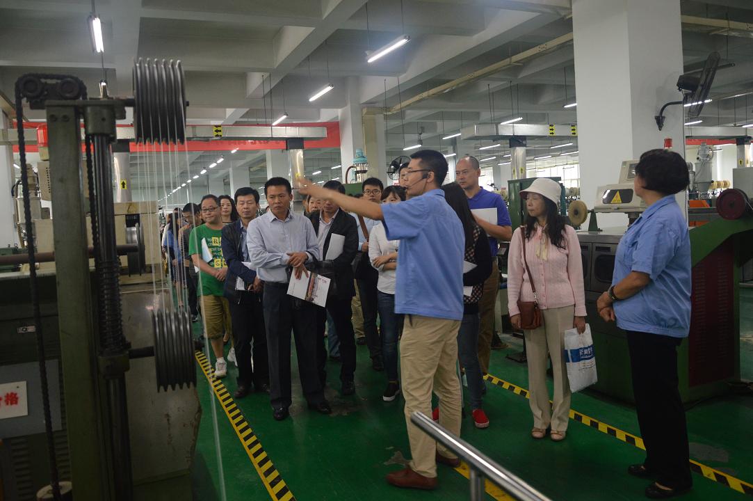 各单位工会代表参观成都万搏（中国）万搏集团生产车间