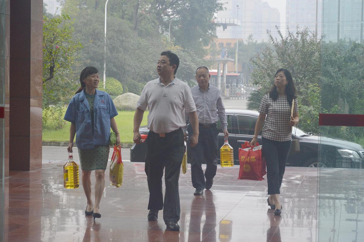 成都市总工会领导到成都万搏（中国）万搏集团慰问困难职工