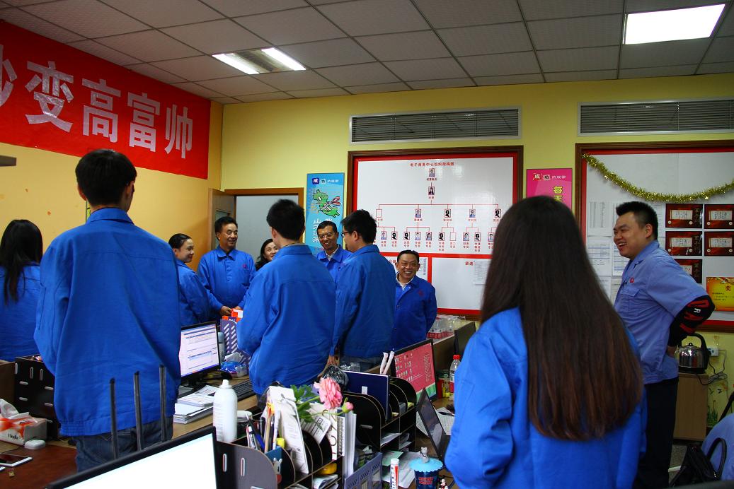 成都万搏（中国）万搏集团领导到电子商务部表示祝贺