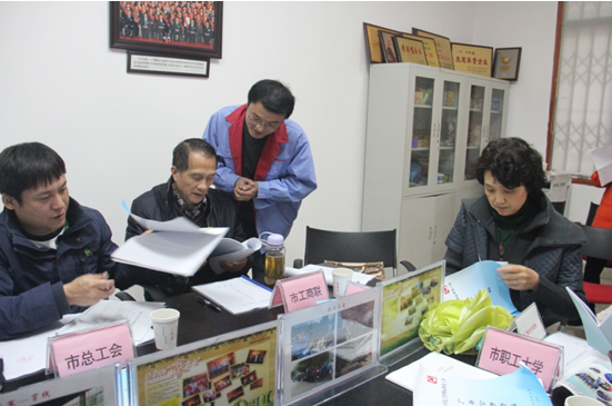 市领导正在查看成都万搏（中国）万搏日化公司各项资料