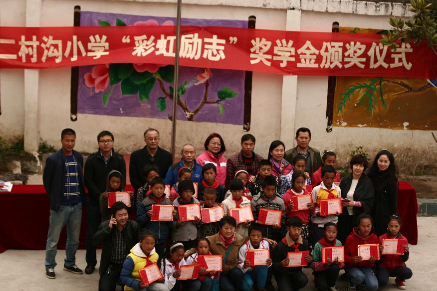 成都万搏（中国）万搏集团领导与获得奖学金的优秀学生合影留念