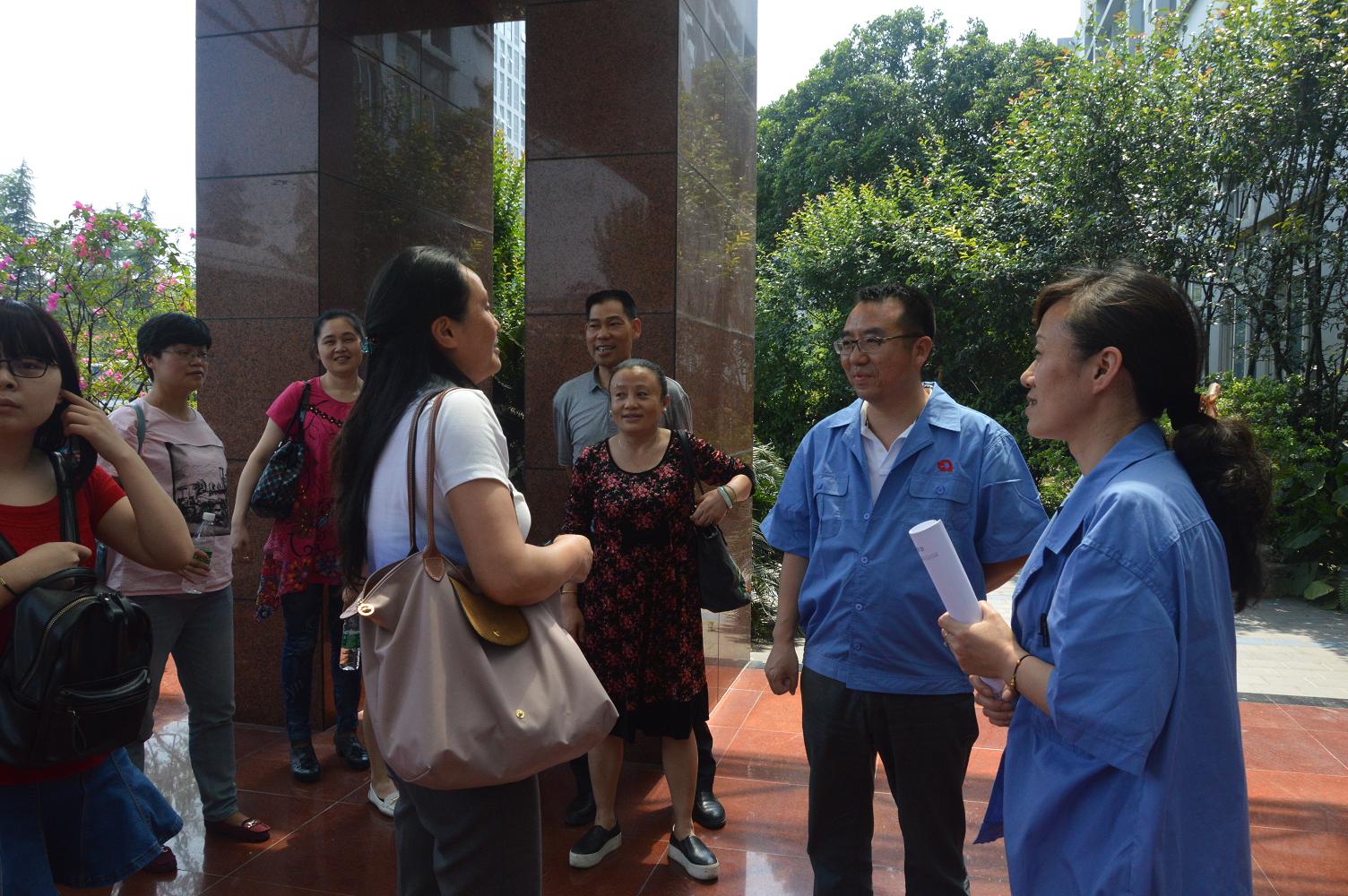成华区各企业工会主席到成都万搏（中国）万搏集团学习厂务公开标准化工作