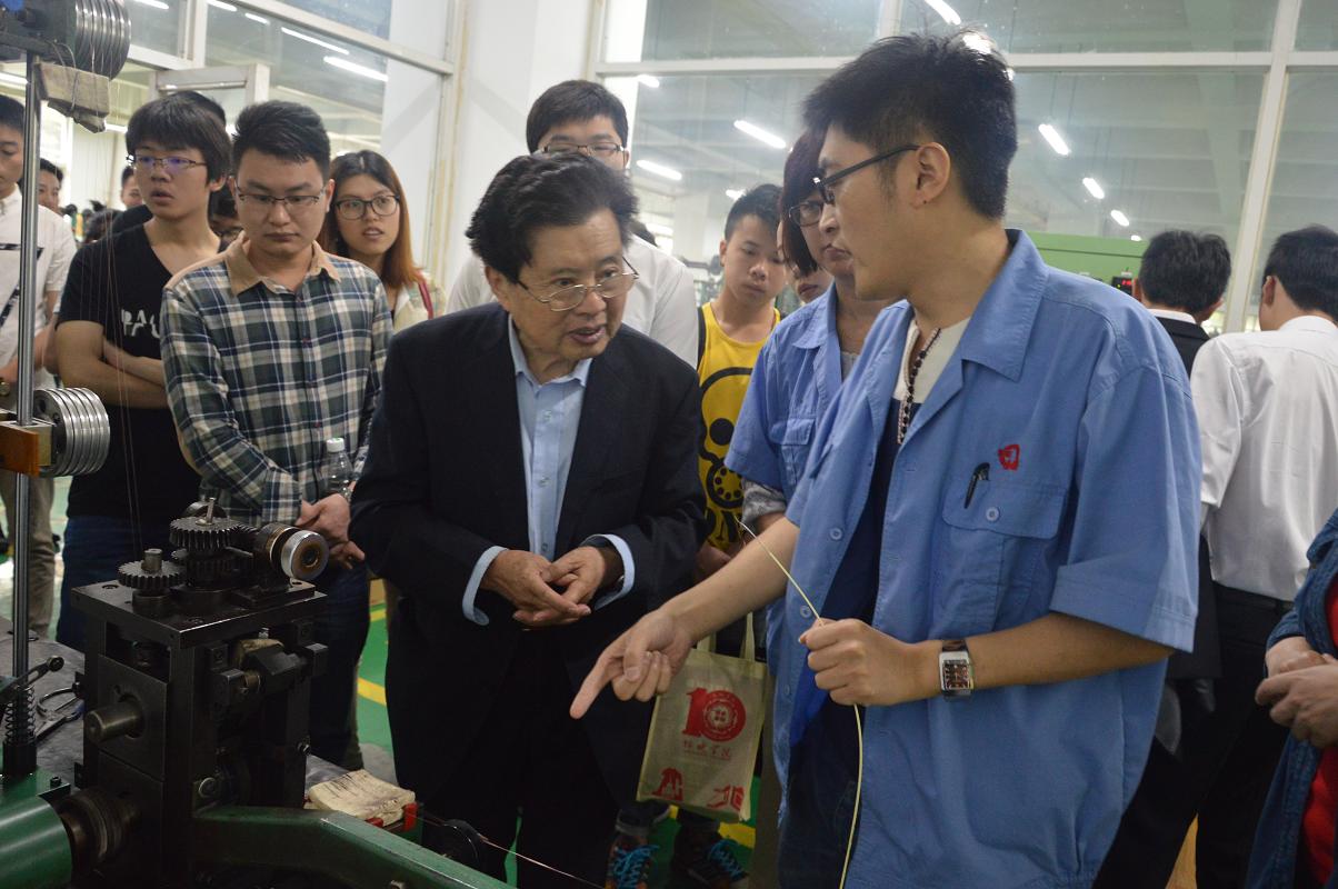 四川大学锦城学院师生到成都万搏（中国）万搏集团参观学习交流