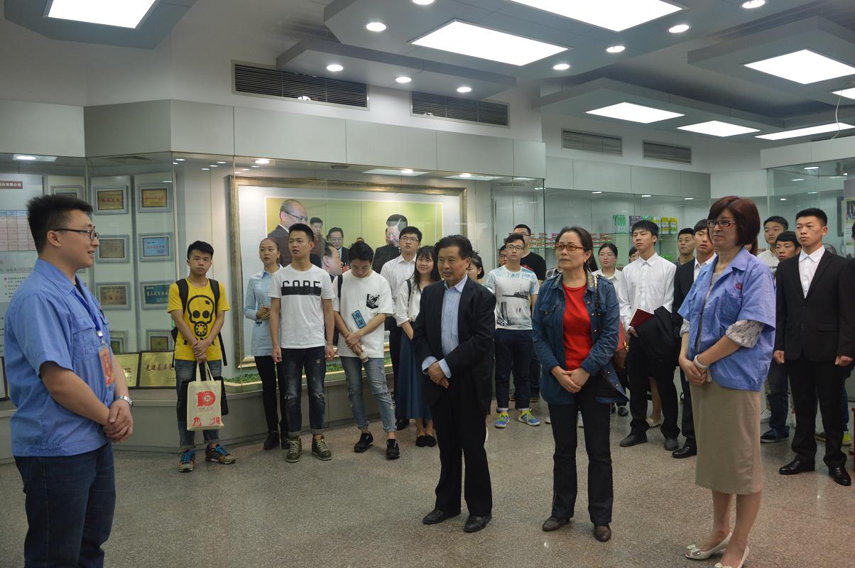 四川大学锦城学院师生到成都万搏（中国）万搏集团参观学习交流