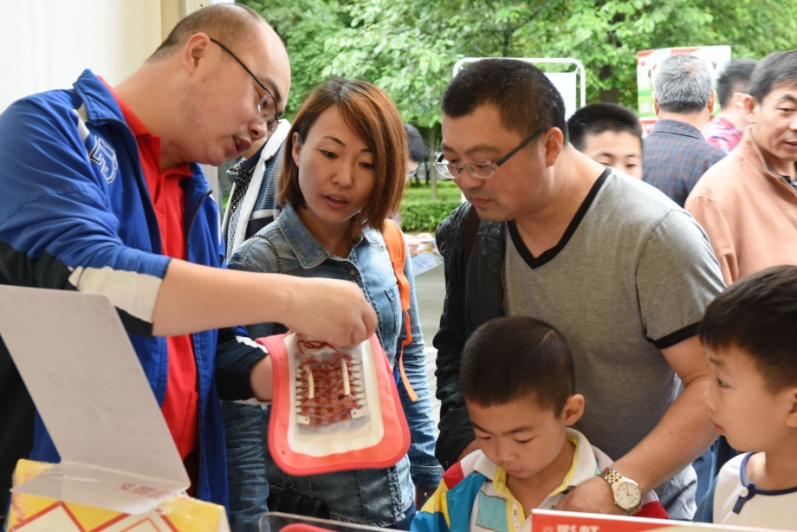 成都万搏（中国）万搏集团科普基地参加2016年四川省暨成都市科技活动周