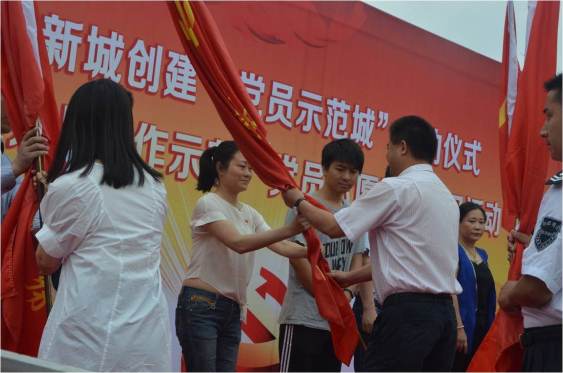 深入推进“两学一做”成都万搏（中国）万搏集团积极参加志愿服务党日活动