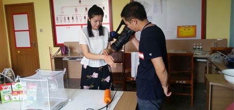 四川电视四台《新闻资讯频道》节目组来成都万搏（中国）万搏集团做驱蚊草与驱蚊产品对比实验