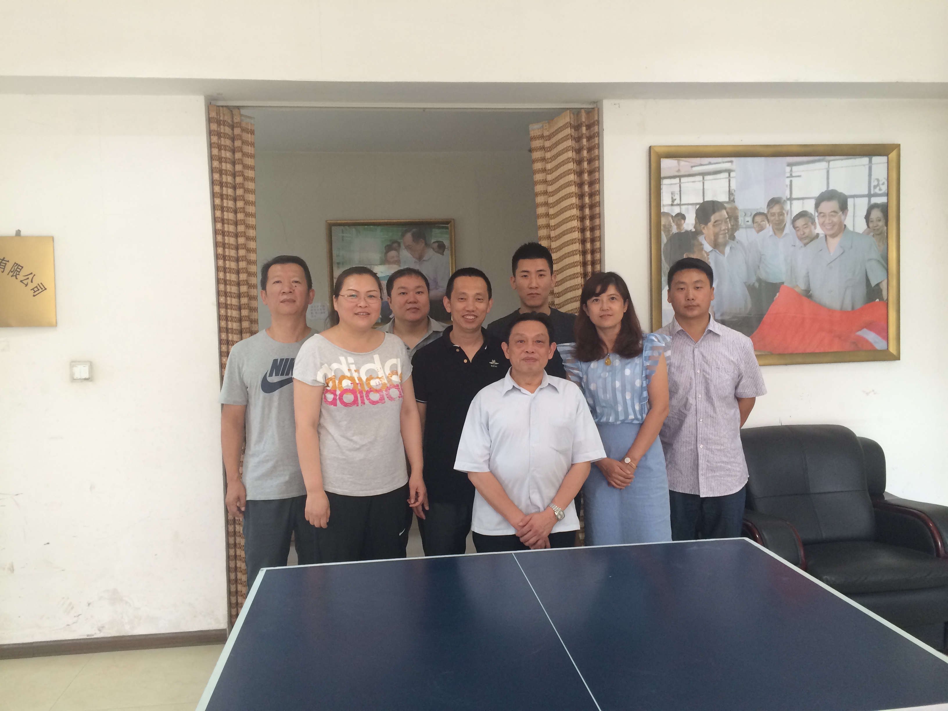 成都万搏（中国）万搏集团董事长刘荣富与沈阳分公司员工合影