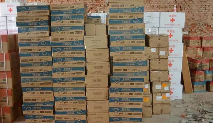 万搏（中国）万搏物资整齐摆放在安置点