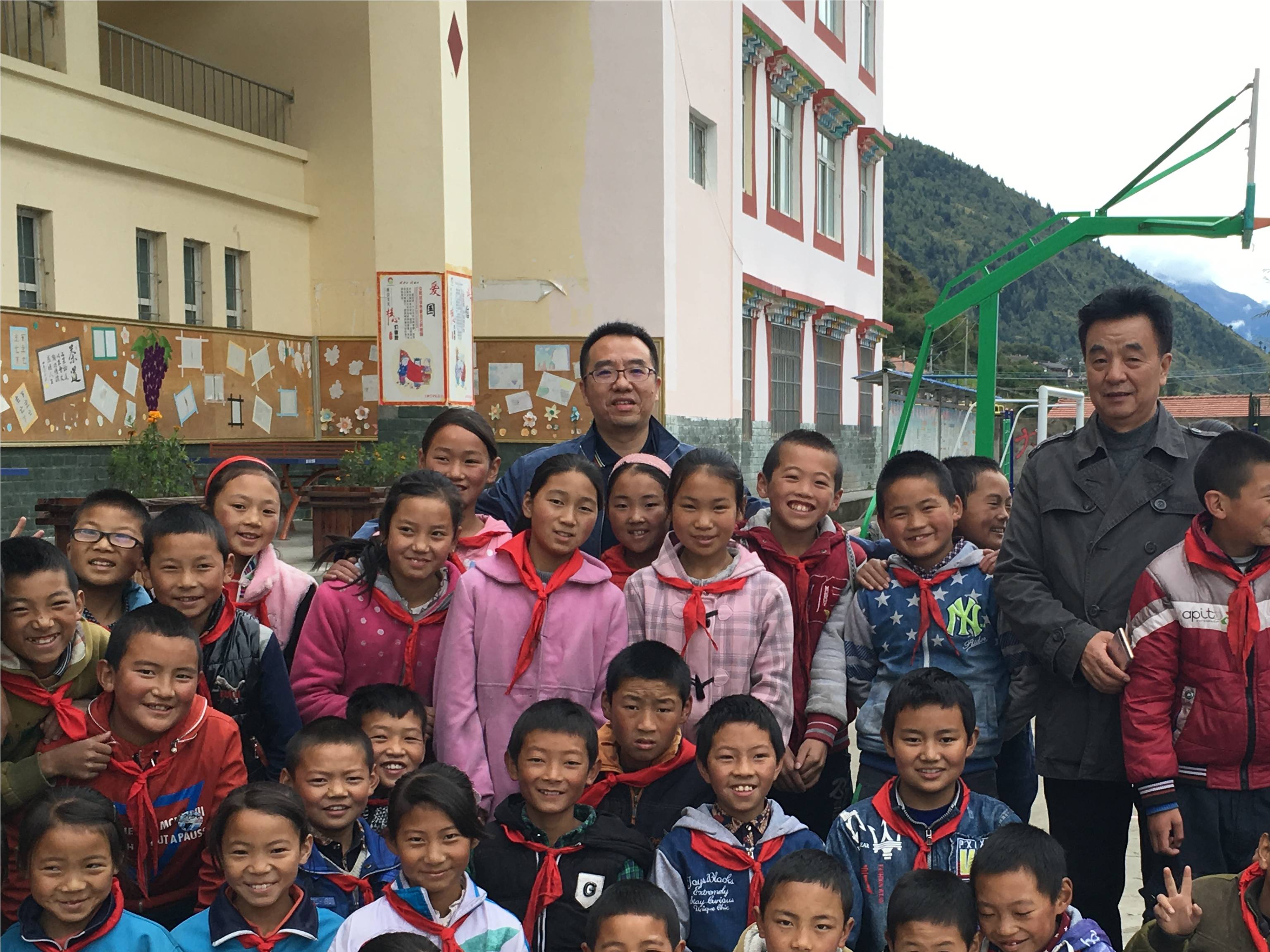 成都万搏（中国）万搏集团领导与小金县两河口镇学生合影