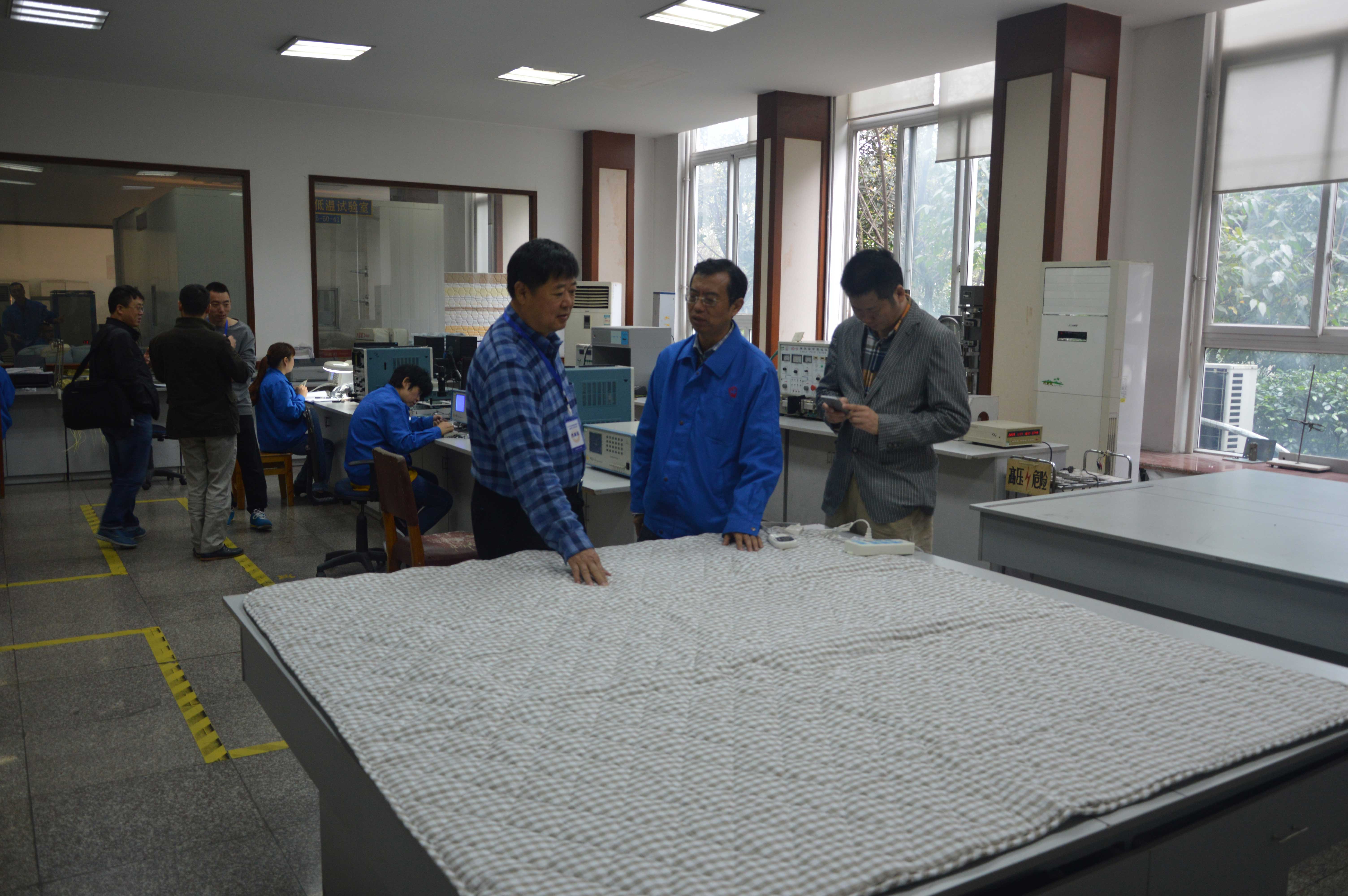 成都万搏（中国）万搏总经理黄朝万陪同工信部及企业代表参观质量中心