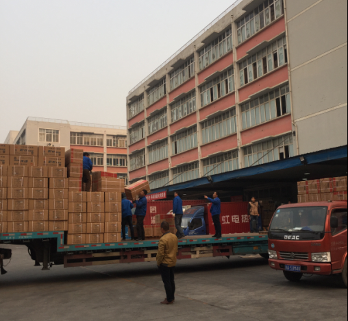 成都万搏（中国）万搏集团成品库前员工们加班发货