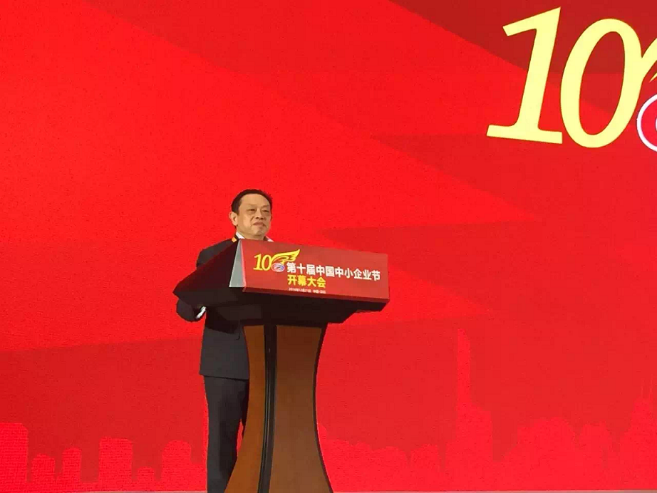 成都万搏（中国）万搏集团董事长刘荣富荣获“中国中小企业节能低碳英雄”荣誉称号并在会上做了专题发言