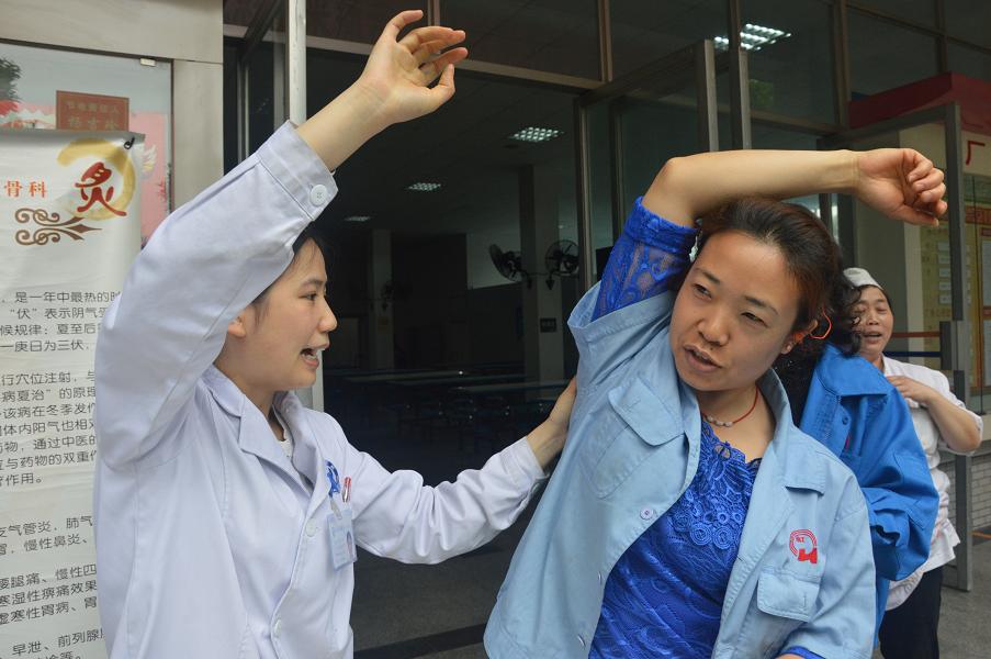 成都万搏（中国）万搏集团邀请中医骨科专家到公司为员工义诊