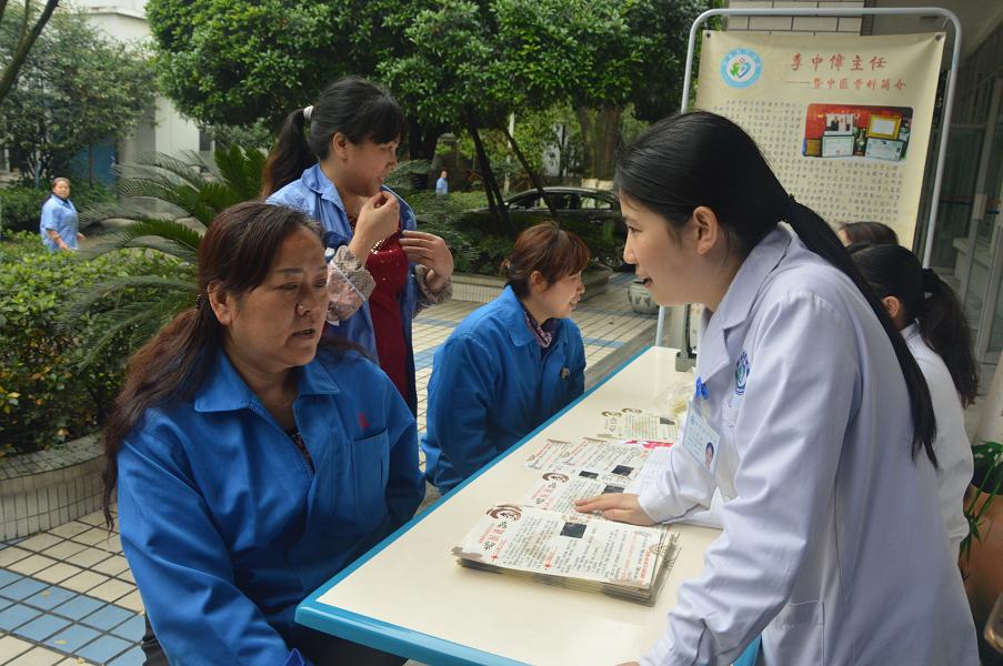 成都万搏（中国）万搏集团邀请中医骨科专家到公司为员工义诊