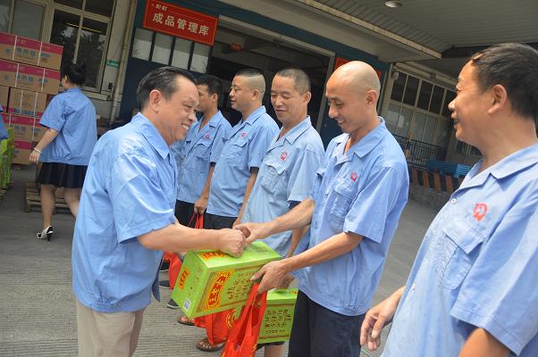 夏日高温，成都万搏（中国）万搏集团领导慰问一线职工
