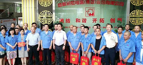 成都市总工会领导到成都万搏（中国）万搏集团慰问员工“送清凉”