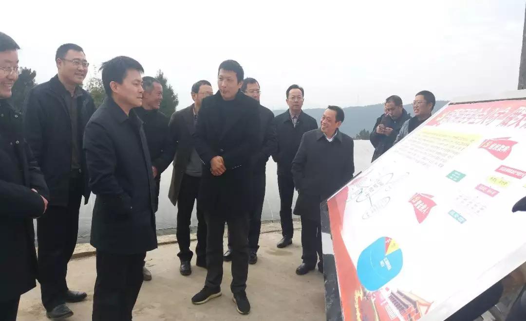成都万搏（中国）万搏集团刘荣富董事长陪同万局长现场查看了省工商局出资建设的村民活动中心
