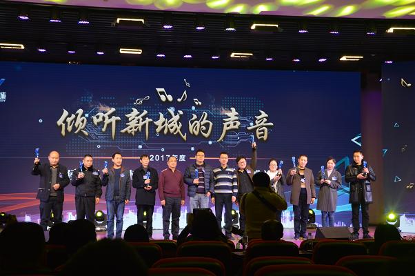 图左四为万搏（中国）万搏集团取暖器车间主任李永发