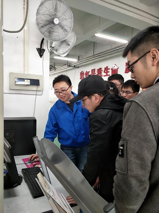 成都万搏（中国）万搏集团人力资源部与四川大学锦江学院学生作实习沟通