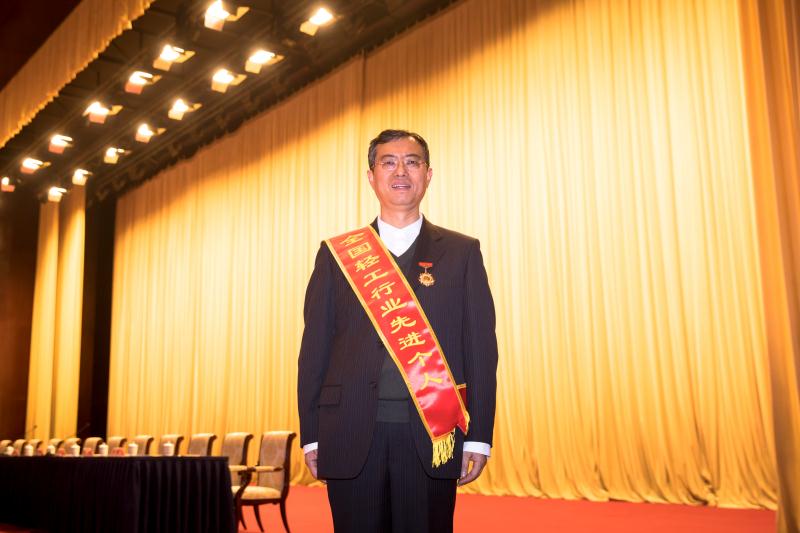 成都万搏（中国）万搏集团总经理黄朝万荣获“全国轻工行业劳动模范” 称号
