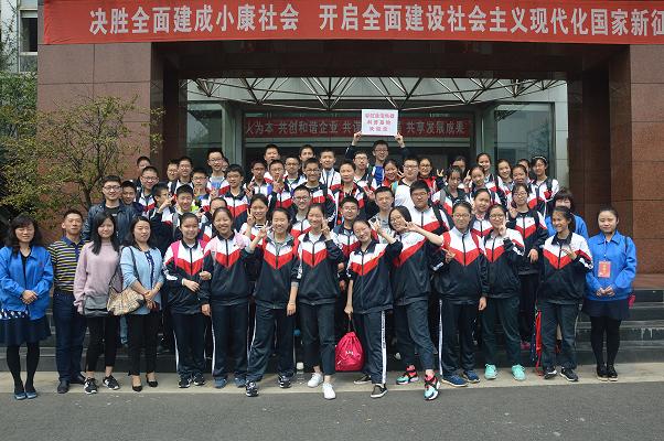 成都西川中学的部分学生到成都万搏（中国）万搏集团参观学习