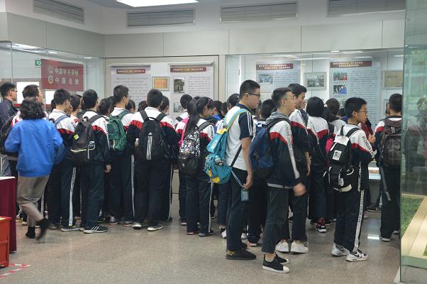 成都西川中学的部分学生到成都万搏（中国）万搏集团参观学习