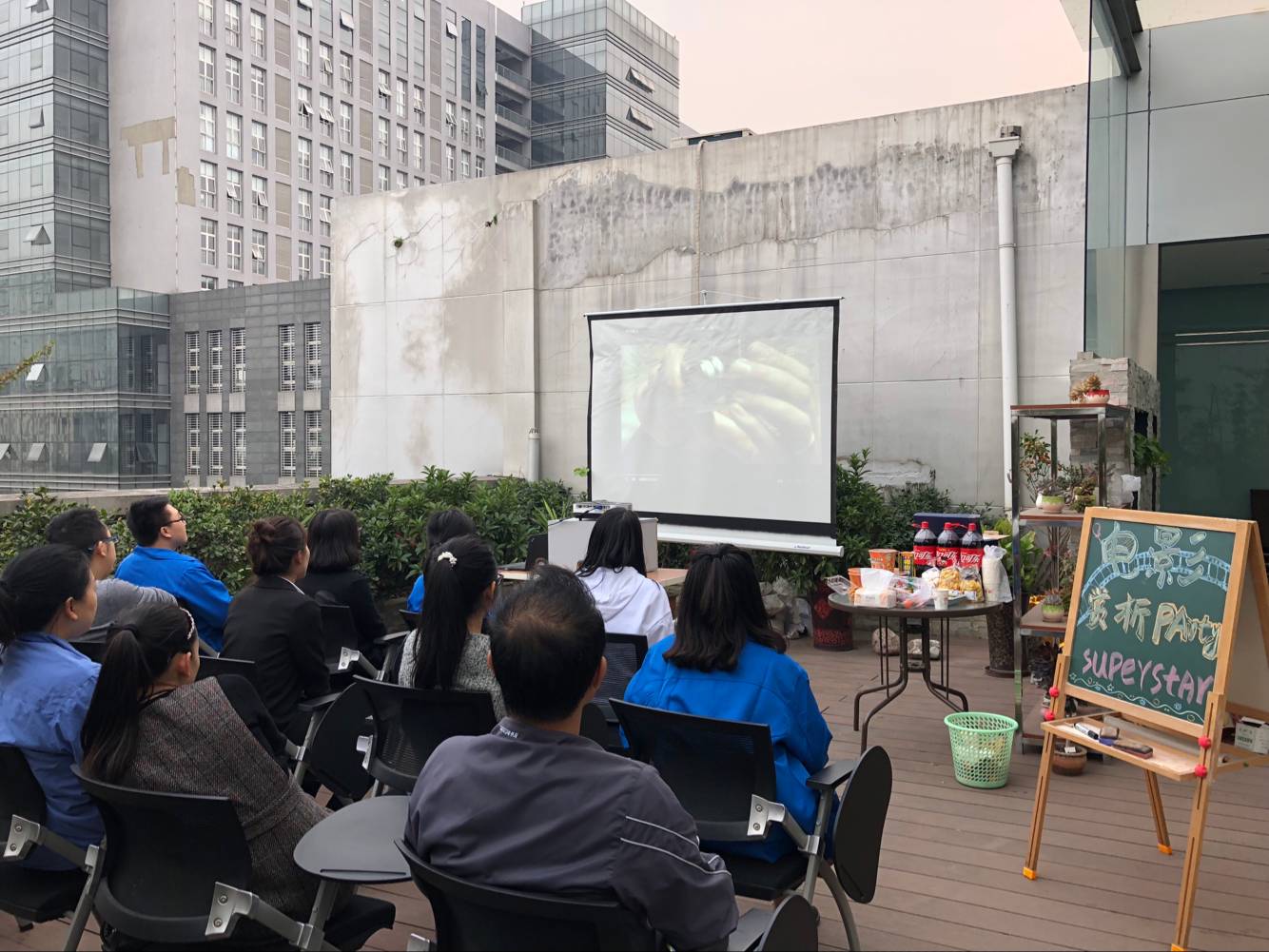 成都万搏（中国）万搏集团团委组织在电子商务中心观看了影片《传奇霍金》