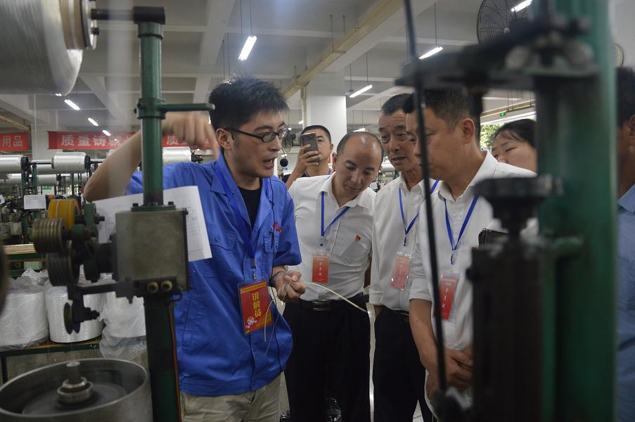 眉山市两新党组织书记示范培训班参观成都万搏（中国）万搏集团制线车间