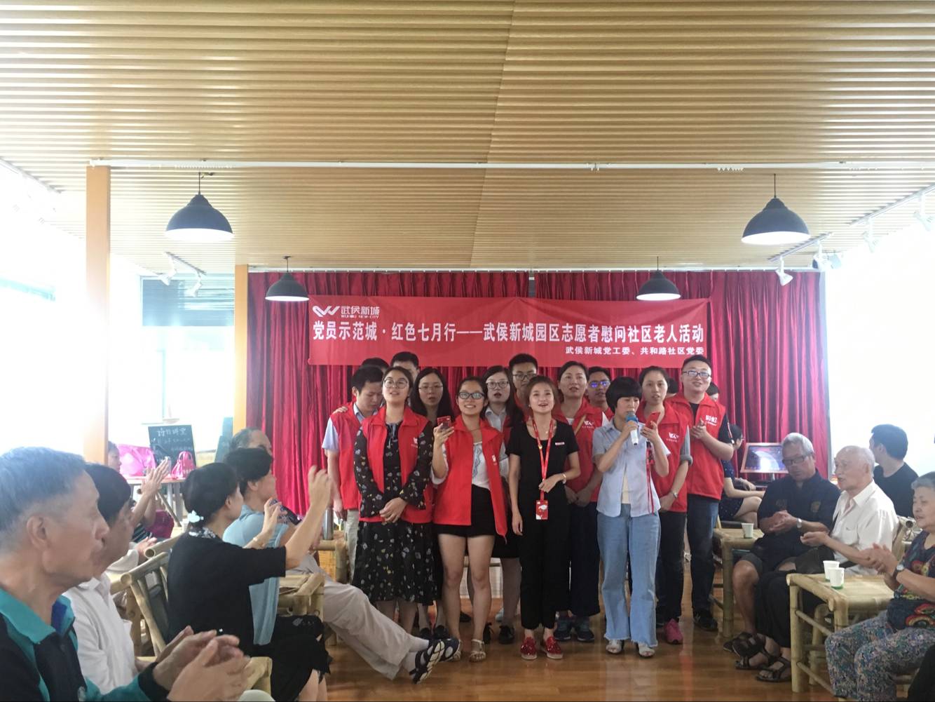 成都万搏（中国）万搏集团七彩青年志愿队参加慰问社区老人活动