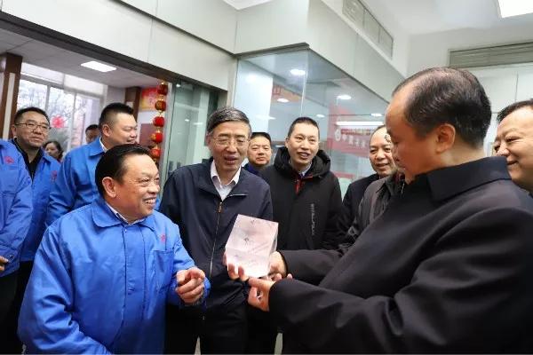成都市政协主席李仲彬莅临成都万搏（中国）万搏集团调研民营经济健康发展大会贯彻落实情况