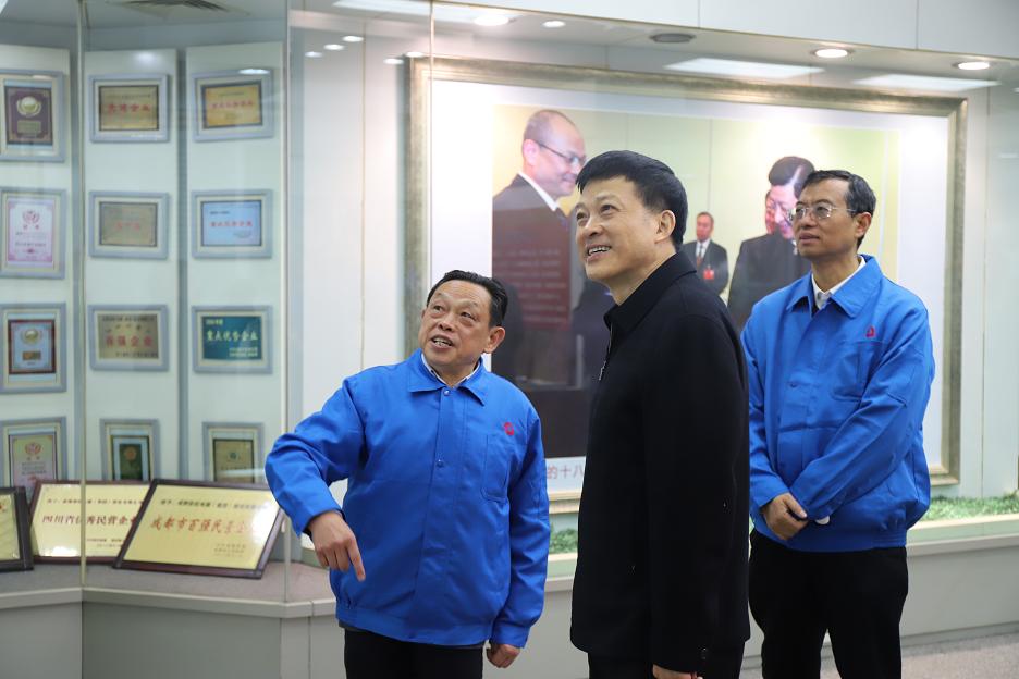 市人大主任唐川平等领导一行莅临成都万搏（中国）万搏集团调研