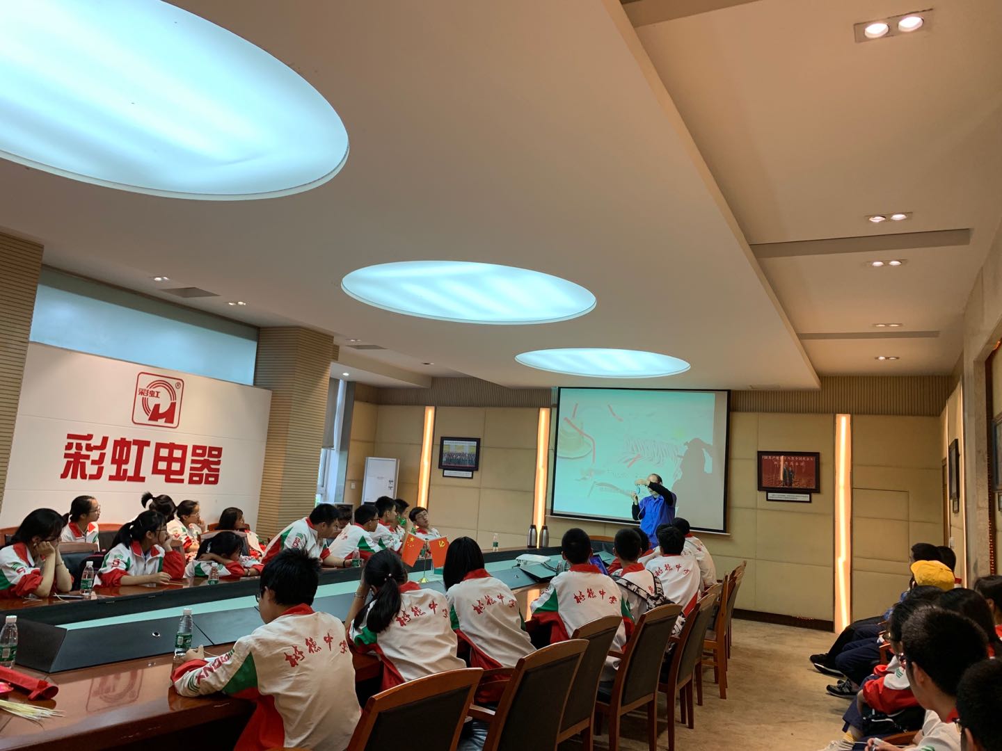 成都树德中学（外国语校区）高二二班参加万搏（中国）万搏生活电器科普基地“创新科普一日游”活动