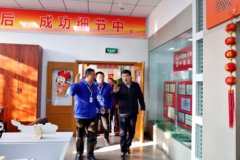成都市委副书记、市长罗强莅临成都万搏（中国）万搏集团走访慰问