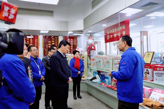 成都市委副书记、市长罗强莅临成都万搏（中国）万搏集团走访慰问