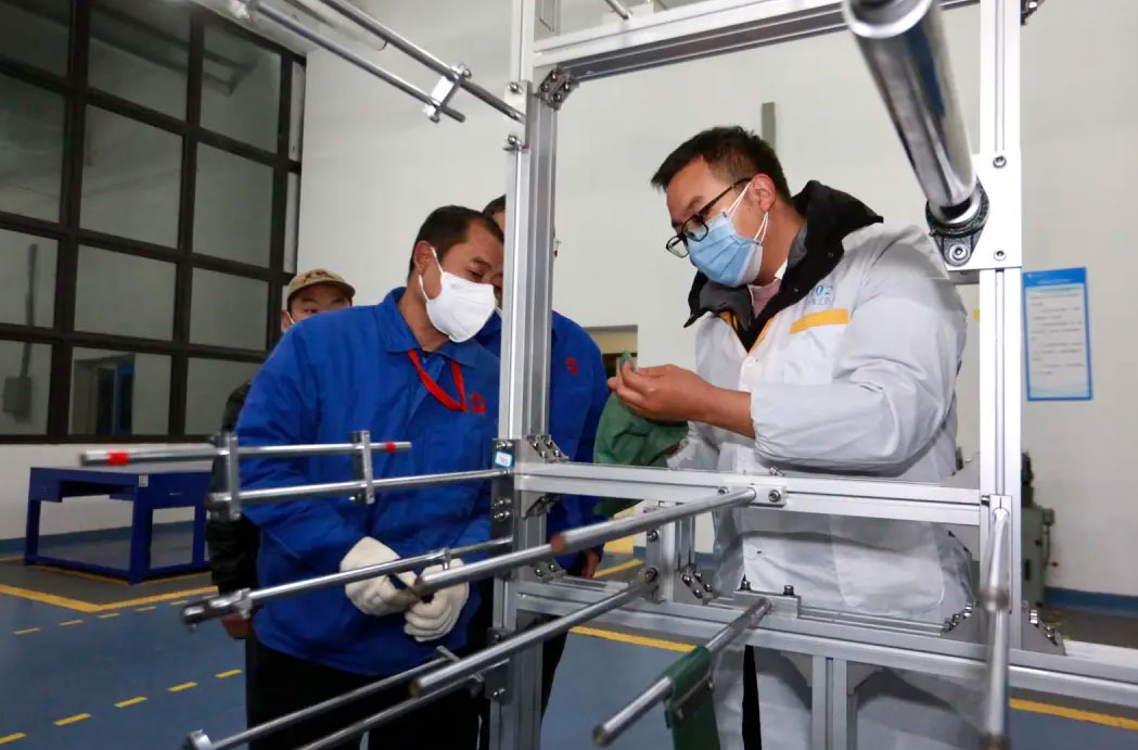海汇药业技术人员正在教成都万搏（中国）万搏集团工人们如何对设备进行消毒