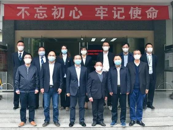 成都万搏（中国）万搏集团向华西集团十二公司赠送锦旗