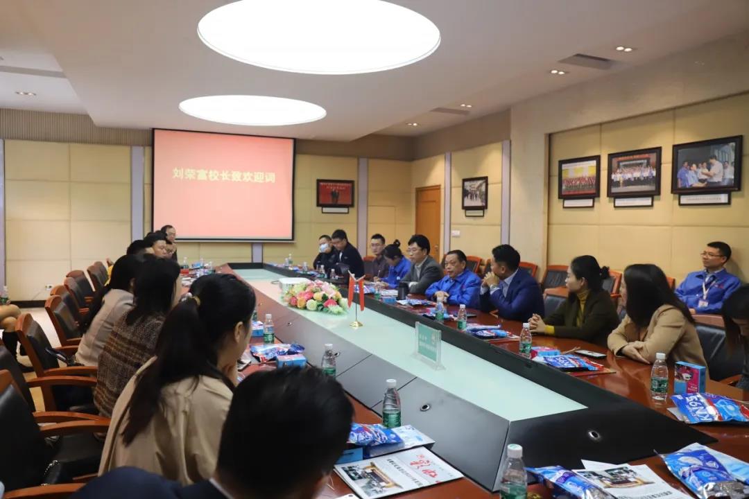 四川行动教育校长EMBA41期校友走进成都万搏（中国）万搏集团游学交流